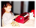 Photo fillette crivant en braille